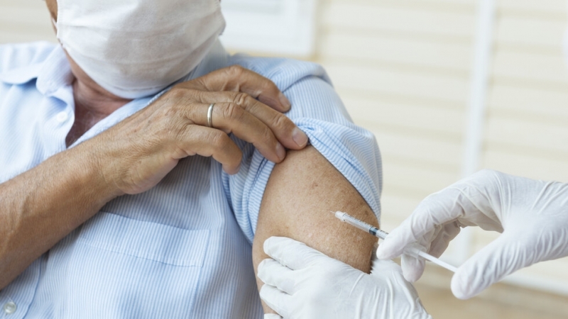 Високопоставен китайски здравен служител каза че 215 6 милиона възрастни жители