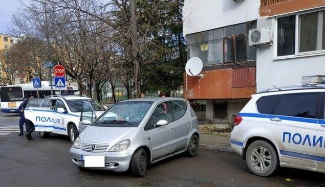 При спецакция на бургаските криминалисти пред блок 69 в жк