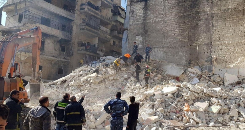 Тринадесет души бяха убити след като жилищна сграда се срути