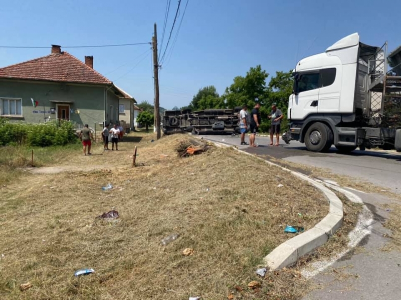 Катастрофирал камион затвори алтернативния път от Монтана за Плевен научи