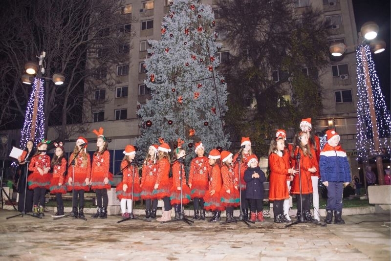 По традиция в навечерието на Рождественските празници официално бяха запалени