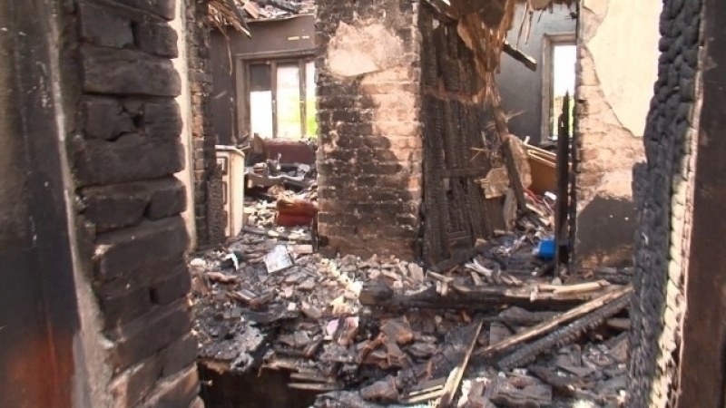 Мъж е пострадал при пожар в къща във Вършец съобщиха