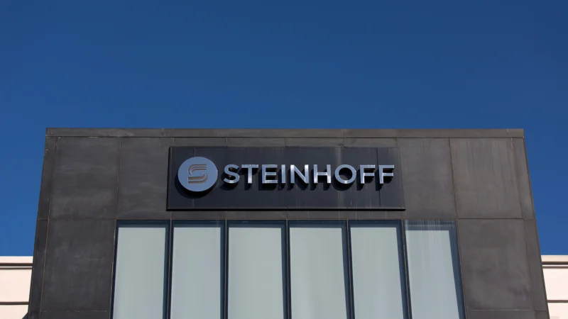 Steinhoff International холдингова компания която притежава 72 от на популярната