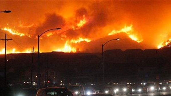 Американските пожарникари заявиха че най малко 500 сгради са били изпепелени