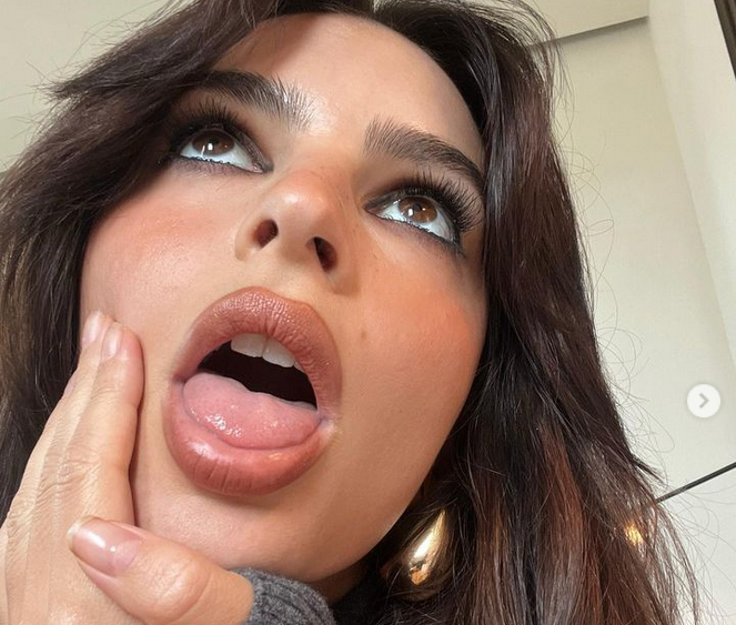 Емили Ратайковски се омъжи за Себастиан Беър МакКлард през 2018 г Синът