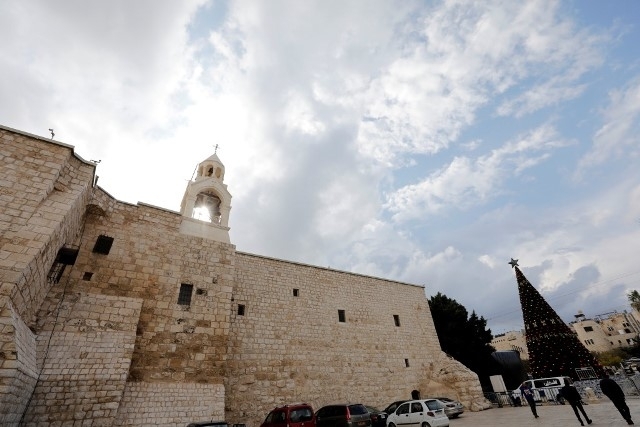 Във Витлеем запалиха светлините на коледното дърво и така дадоха