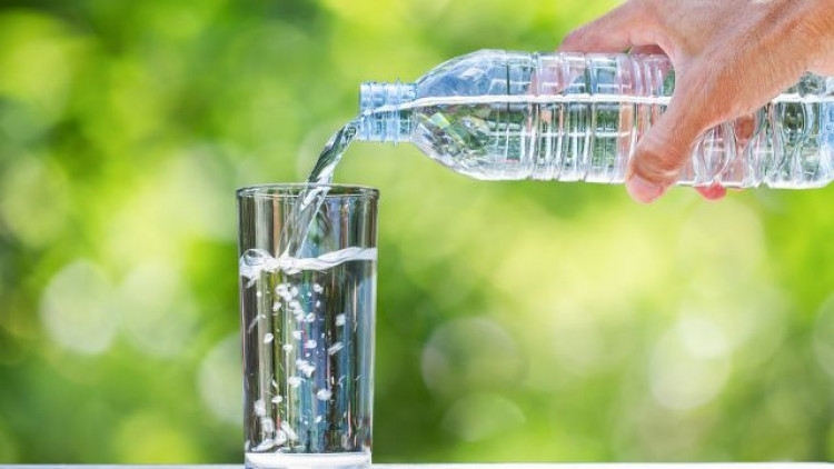 Диетолог обясни кой каква вода е полезно да пие