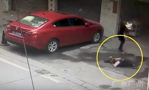 Китайка се озова в болница след като върху нея се