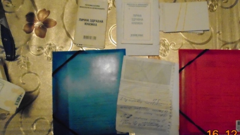 Столични полицаи задържаха 50 годишна жена изготвяла и продавала неистински здравни