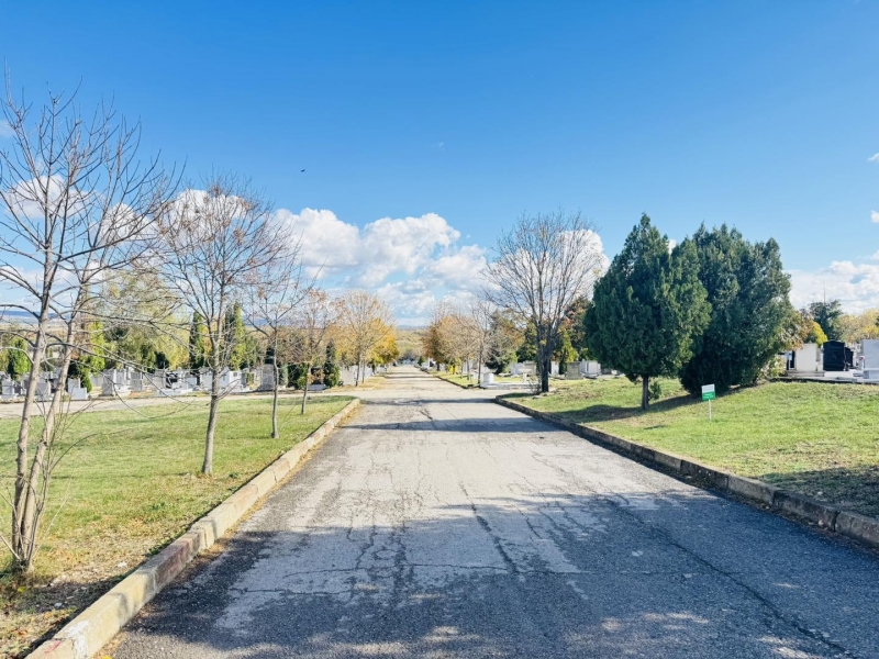 За Архангелова задушница: Чисти гробищни паркове и по-добра организация във Враца /снимки/