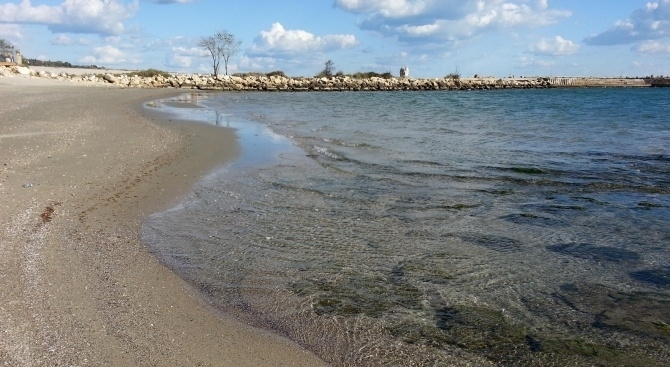 Тяло на мъж е открито на един от плажовете във