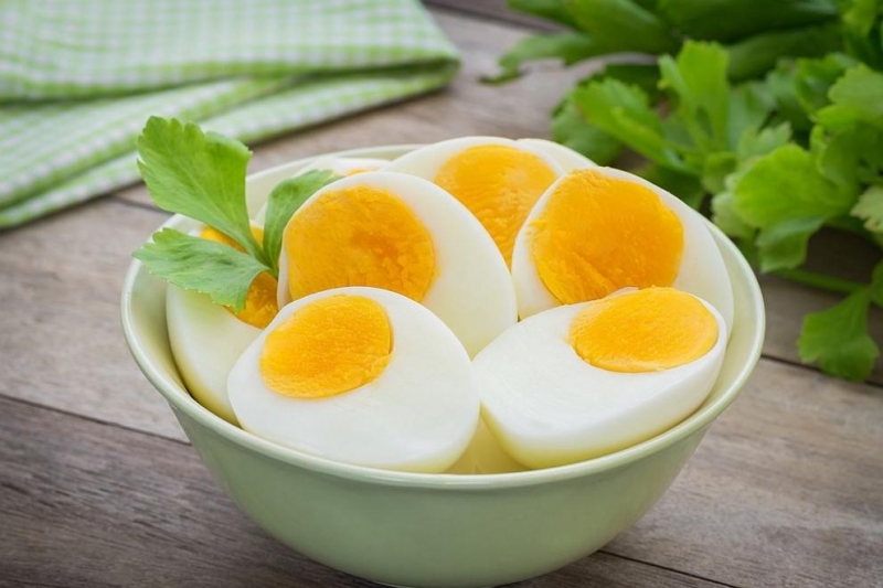 Вярно е, че яйцата съдържат големи количества холестерол. Също така