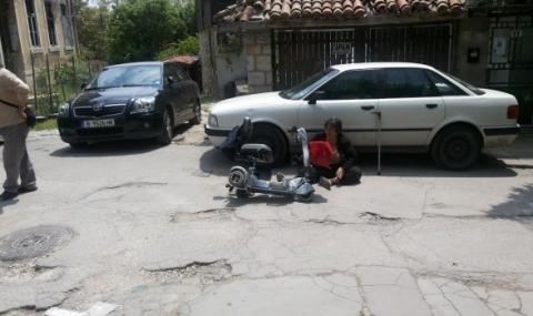 Жена в инвалидна количка пострадала при падане в улична дупка
