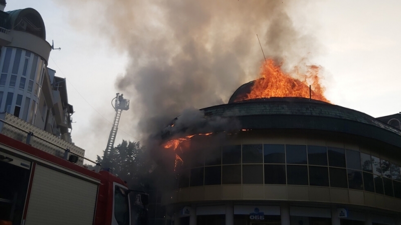 Голям пожар горя в центъра на Благоевград рано тази сутрин Димът