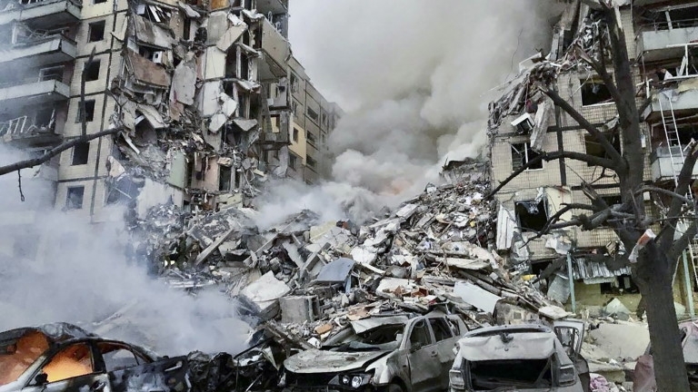 Най малко осем жертви след руски ракетен удар по централната част