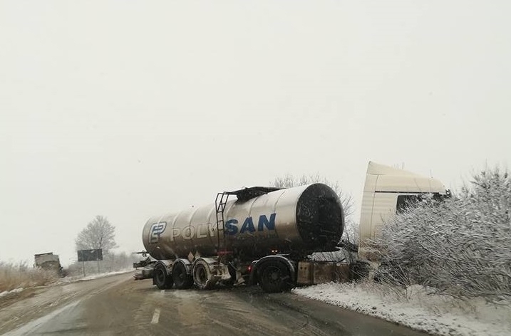 Спасители са изтегляли закъсали автомобили в Монтанско съобщиха от областната