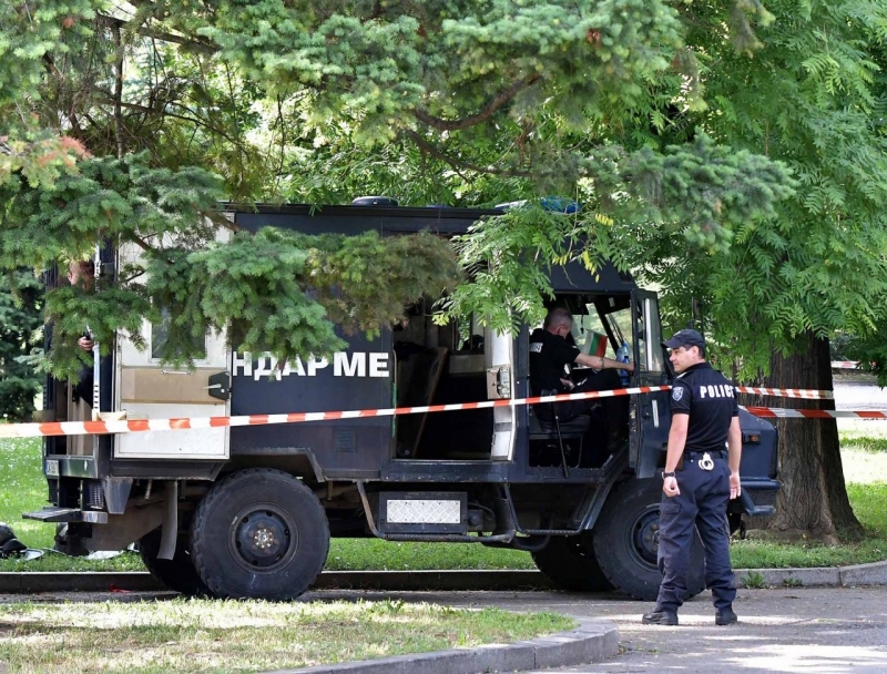 Полето край Петрич почерня от ченгета В схлупена къщурка скрита