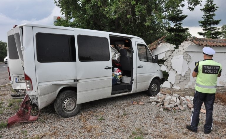 Бус се удари в оградата на къща в Смирненски научи
