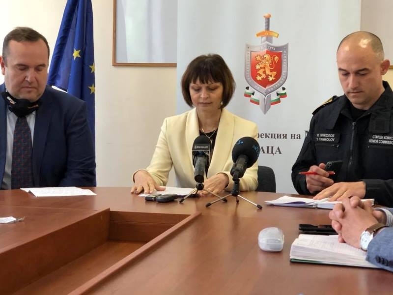 Удар на полицията! Разкриха голяма наркооранжерия при спецакция в Селановци, има задържани /снимки/