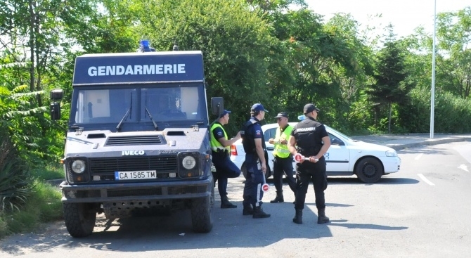 Седемте български граждани които бяха задържани при специализирана полицейска операция