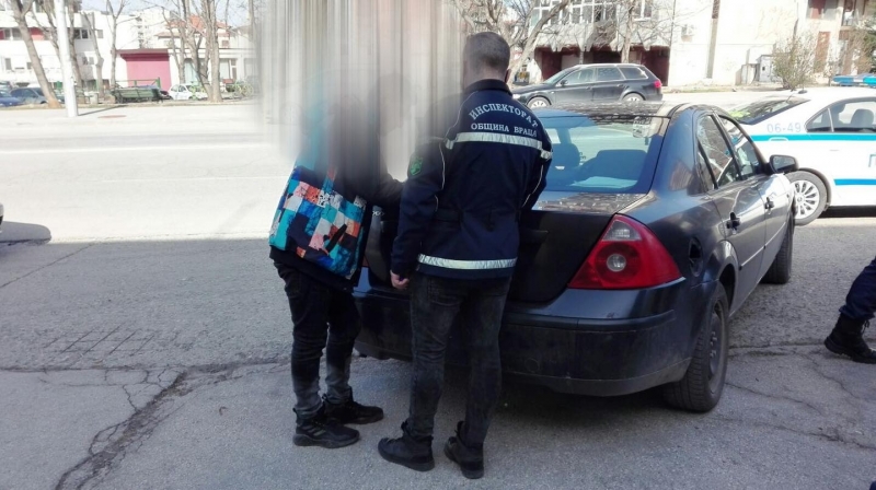 Написаха два акта за разлепване на рекламни материали във Враца /снимки/