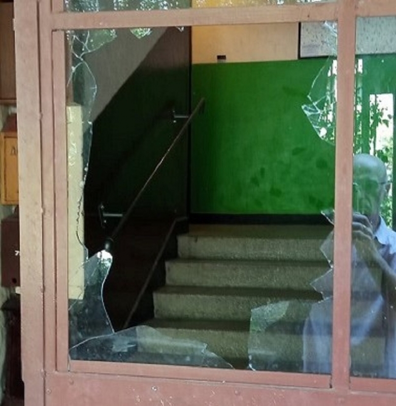 Жители на Враца изреваха от бандит потрошил вратата на входа