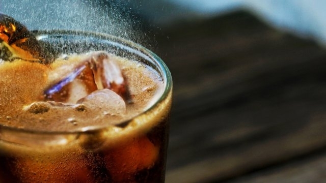 Компаниите "Кока Кола" и "Пепси" спират да продават напитките си