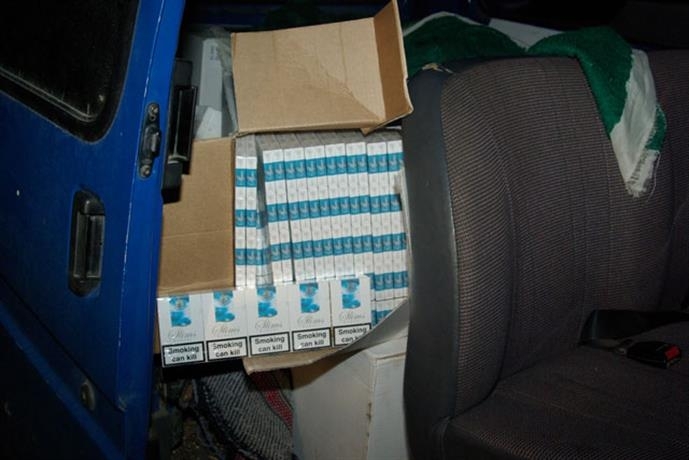 Близо 7500 кутии с цигари откриха полицаи в буса на