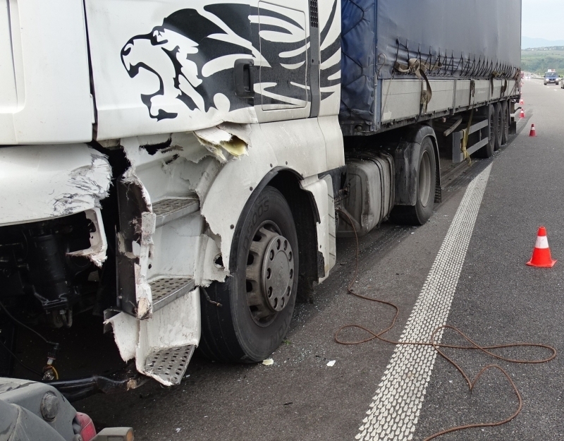 Аварирал камион затруднява трафика по международен път Е 79 между
