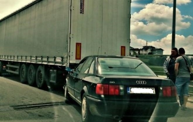 Кола се заби в паркирал ТИР във Врачанско съобщиха от