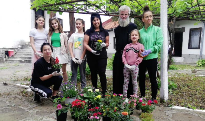 Деца от Зверино засадиха цветя в Черепишкия манастир
