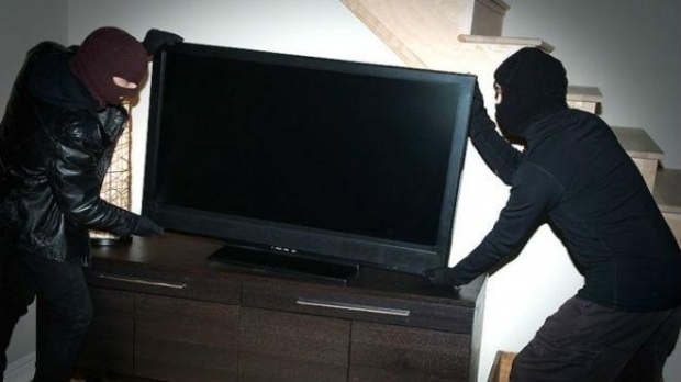 Тийнейджъри с дебели досиета опоскаха къща в Роман, арестуваха ги