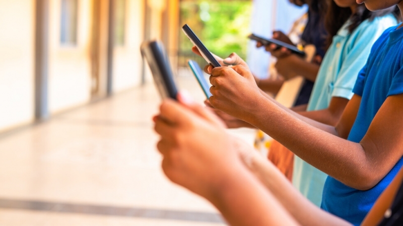 Училищата в Нидерландия наложиха пълна забрана на използването на мобилни
