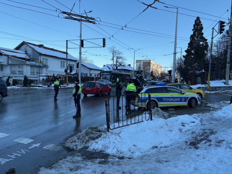 Тежка катастрофа е станала преди минути на възлов булевард във