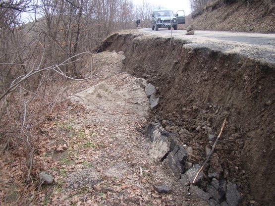 Двама души са изолирани в планината заради затрупване на път