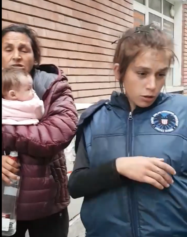 Видео с две пияни жени, които държат полуголо бебе на