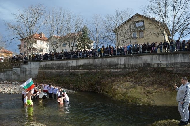 Станалият вече традиционен за Вършец ритуал по спасяване на Светия