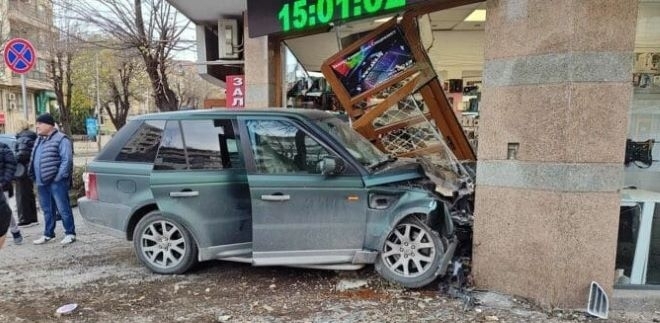 Джип се заби директно в търговски обект намиращ се на ъгъла