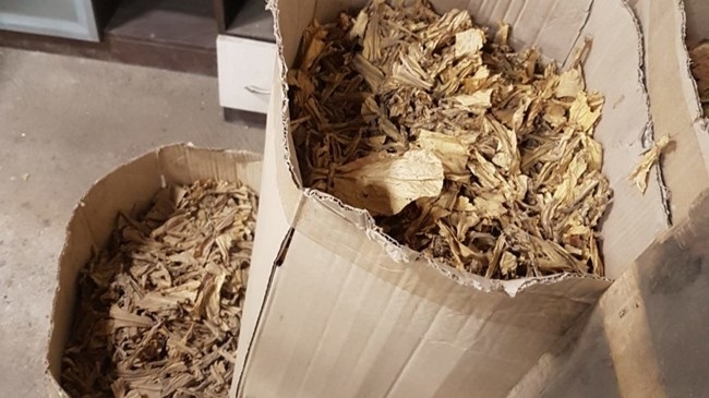 Нелегален цех за рязане на тютюн разкриха митнически служители от