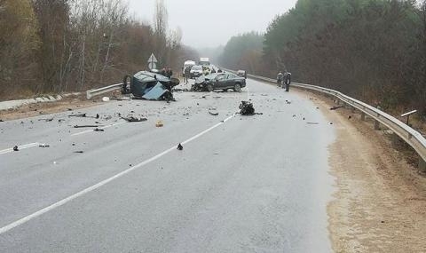 Тежка катастрофа е станала на пътя Търговище Омуртаг между
