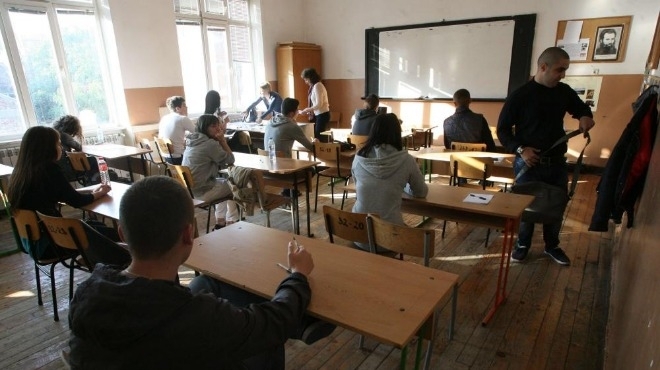 По фаталния вариант №13 пишат зрелостниците на днешната матура по