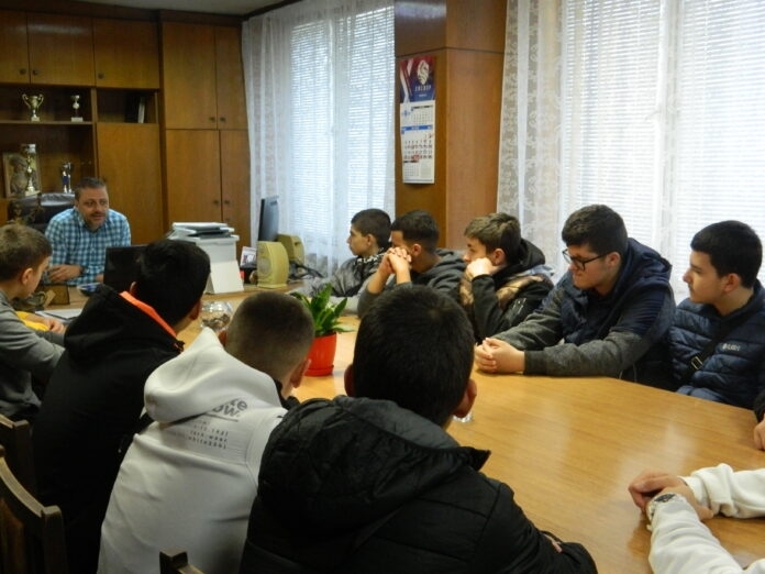 Ученици от Професионална гимназия по техника и електротехника Христо Ботев