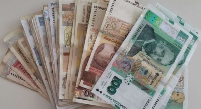 22-годишна източи 30 000 лв. от пенсионерка на 90, уж се грижела за нея