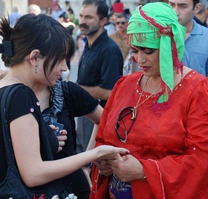 Опасна циганка обикаля Враца и обира хората с хипноза научи