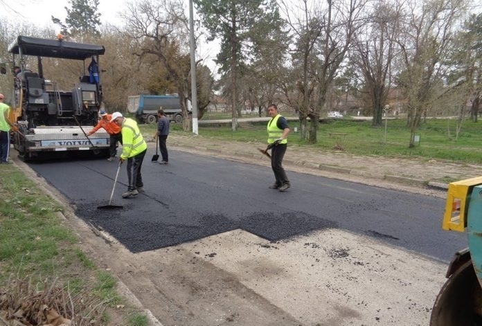 Запълниха всички дупки по улица Христо Ботев в Бутан Става