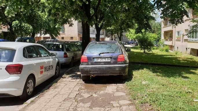 Голфаджия в действие! Шофьор „блесна“ с безумно паркиране върху тротоар в центъра на Враца /снимки/