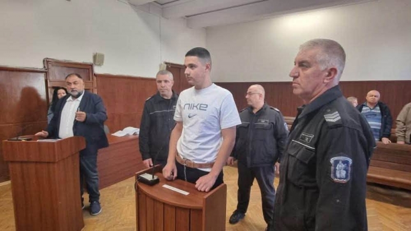 Удушена с ластик от долнище на анцуг и напъхана в бидон: Съдът показа кадри от последните часове на жестоко убитата Маги от Хасково /снимки/