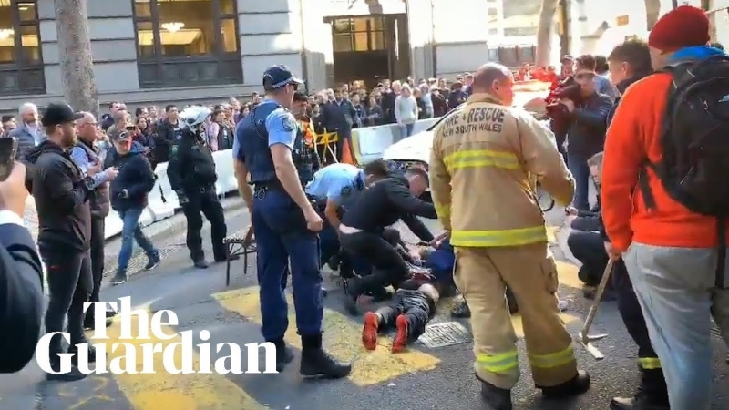 Австралийската полиция арестува днес нападател намушкал жена с голям кухненски