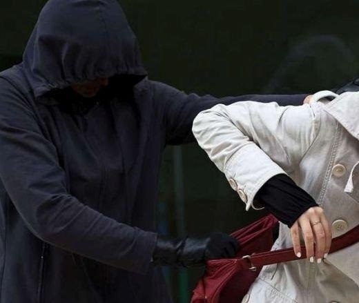 Посред нощ: Шамаросаха и ограбиха младо момиче пред дома й