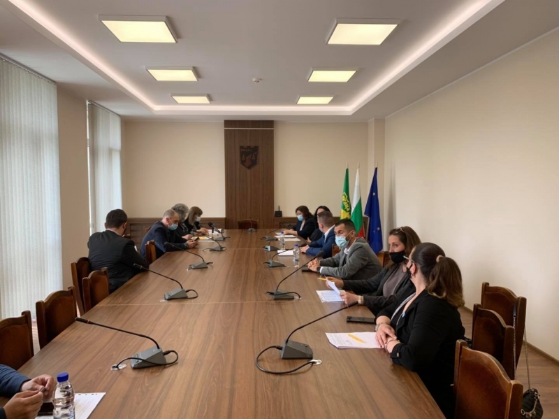 На провелите се консултации в местната администрация представителите на политическите
